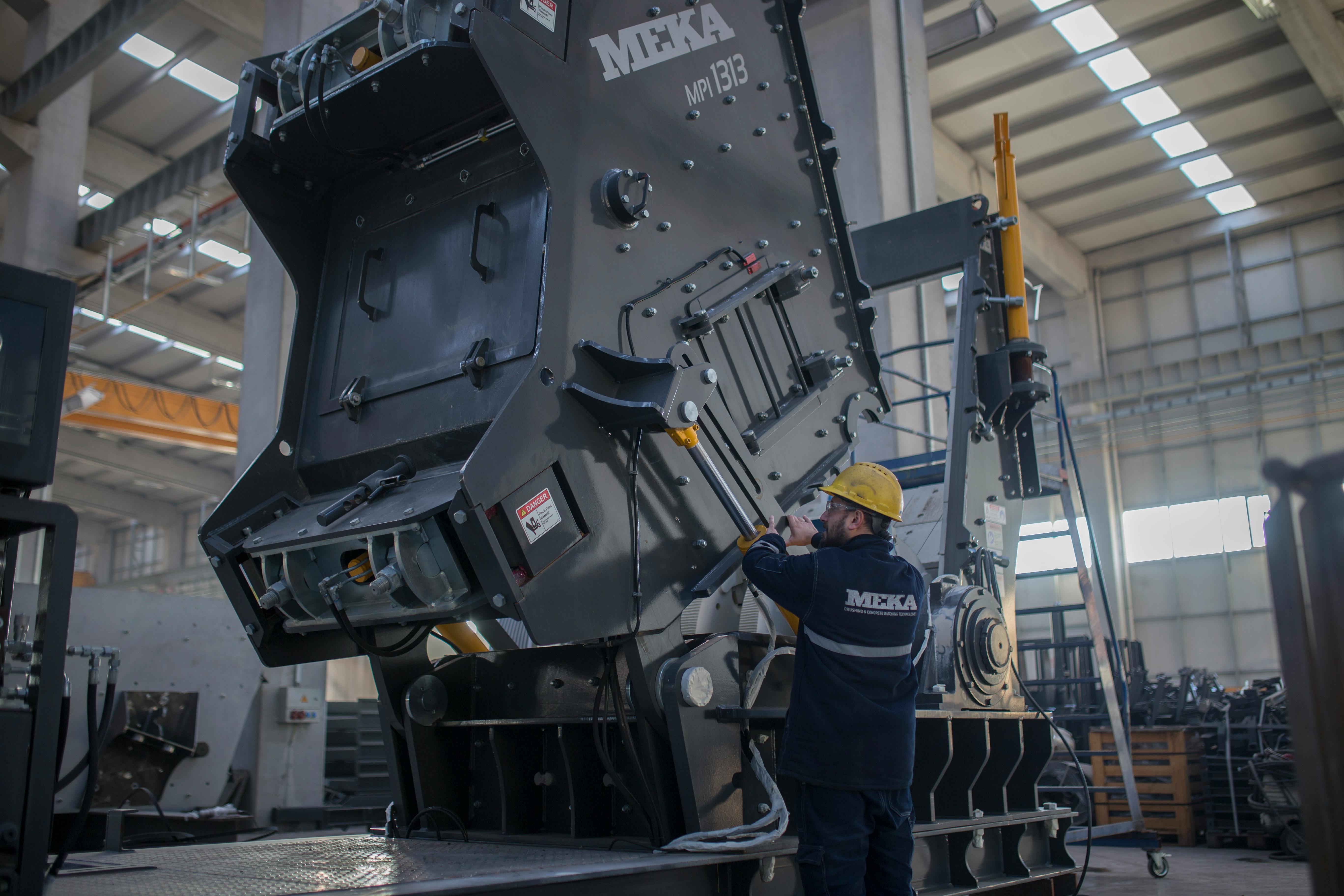 8 Tips for Managing Production Complexity in UK Heavy Equipment Manufacturing